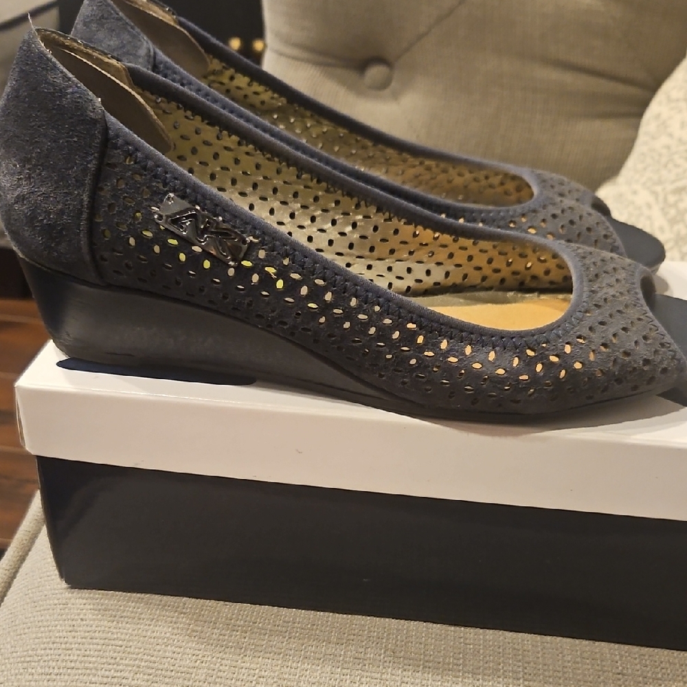 Anne Klein Gray Wedge Shoes with Elegant Design
